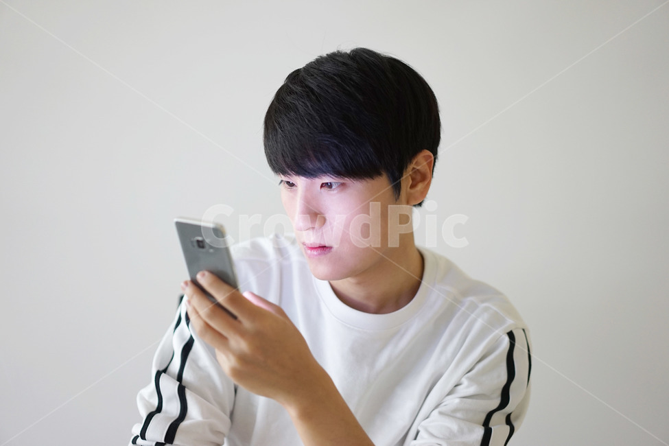 휴대폰,핸드폰,모바일,남성,남자,it,전자기기,전자제품,집중,시선,사람,인물,인간,human,person,남성,남자,man,male,정보통신기술,전자기기,전자제품,it,information,technology,electronic equipment