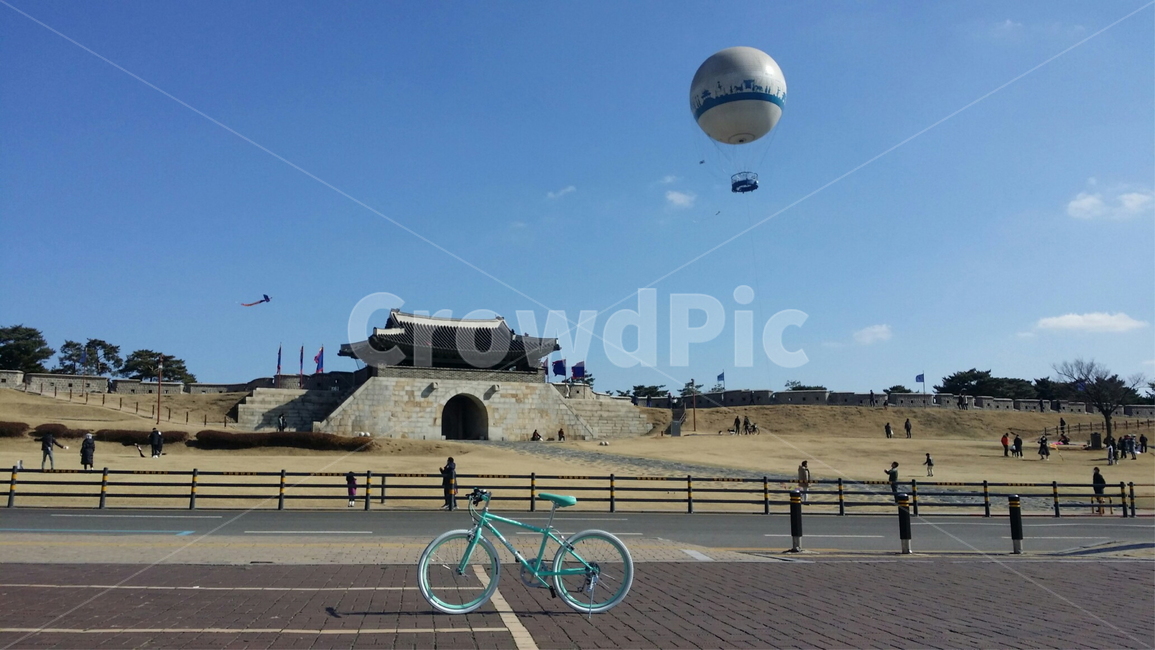 transportation,교통,bicycle,vehicle,bike,바퀴,인간,human,person,사람,수원화성,화성투어,풍경,하늘,구름,야외,문화유산,수원,화성,유네스코,라이딩,자전거,사이클