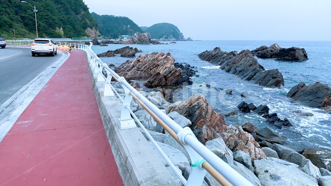 해안가,바다,해안도로,바위,파도,자연,풍경,nature,landscape,banister,난간,handrail,transportation,교통,car,차,vehicle,차량,automobile,자동차,promontory,곶