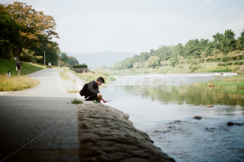 인물사진,앉아있는사람,산책,강,풍경,교토,일본,산,하늘,구름,공원,하천,잔디,배경,나무,물,필름사진,감성사진,mountain,山,sky,scape,cloud,park,walk,stroll,river,河川,lawngrass,japan,kyoto,water,film,sensitive,personal,사람,인물,인간,human,person,남성,남자,man,male,감성,sensible,feeling,휴식,힐링,rest,relaxation,healing