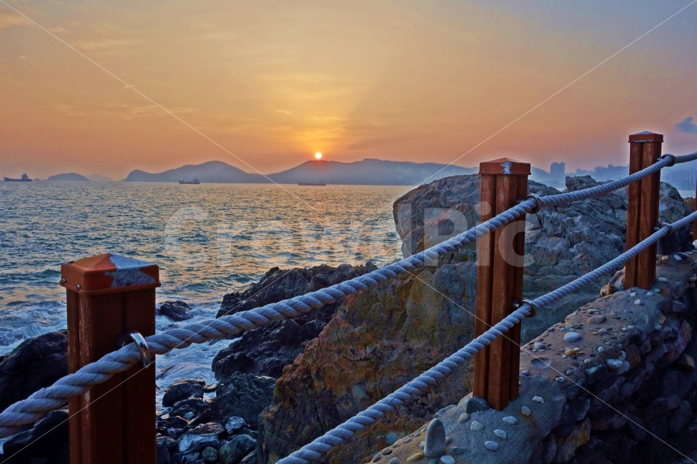 부산,영도,절영해안산책로,무지개다리,노을,석양,일몰,돌,바위,다리,바다,바닷가,해안,산책로,산책,여행,자연,풍경,경치,해,붉은,하늘,파도,물결,자연,풍경,nature,landscape,banister,난간,handrail,railing