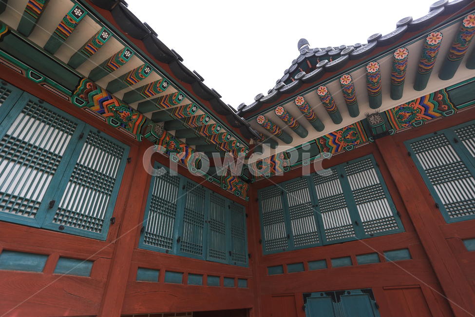 경복궁,문화재,서울,건축,궁전,문,지붕,기와,돌담,돌기둥,고건축,종로구,한옥,한국,건청궁,창호지,서까래,석가래,기둥,창살,흙길,주춧돌,추녀,목조건축물,창문,처마,단청,한국전통,한국문화,korean traditional,korean culture,건축물,건물외관,exterior,building,structure,architecture,construction