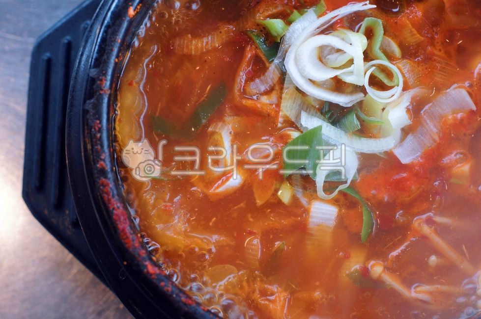 plating,Kimchi hot pot,kimchistew,meatstew,spicystew,kimchijjigae,food,porkstew,earthen pot,Plating,kimchi soup,kfood,cooking,Pork Kimchi Stew,foodpresentation