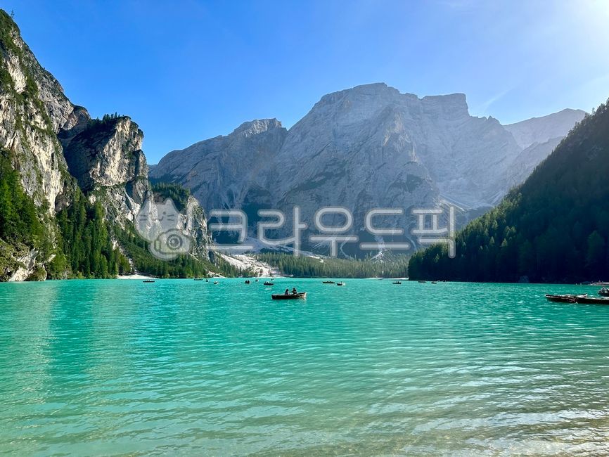 Italy,Dolomite Lake,Lake Bryce,lakebraies,dolomites,emerald lake,Italian attractions,boating lake,clear lake,lake canoe,mysterious lake,fairytale-like lake,Dolomite natural scenery,summer lake,mountain lake,recommended background screen