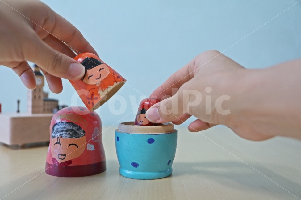 장난감,마트로시카,러시아인형,목각인형,만들다,꺼내다,계속,똑같은,가족,손,인형,사람,인물,인간,human,person,게임,오락,놀이,game,play,사물,물건,오브젝트,thing,object,matter