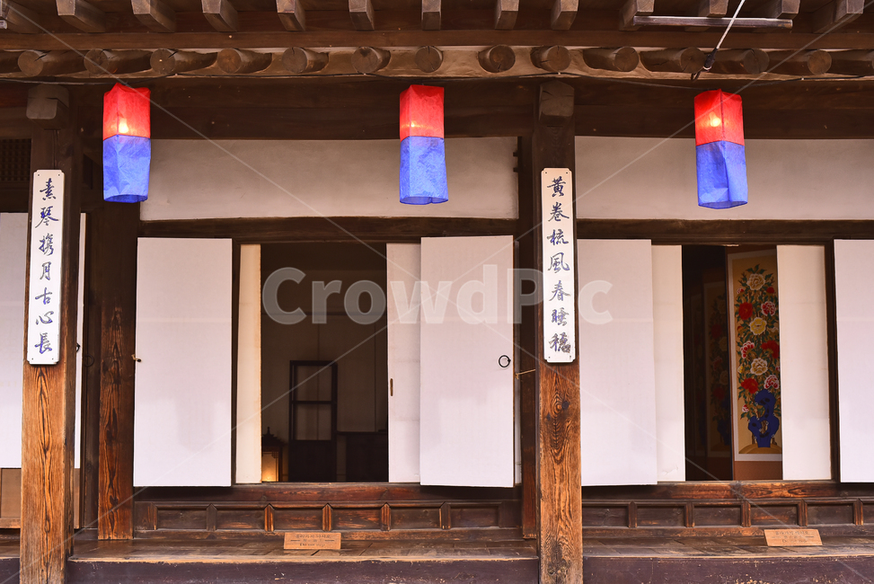 한국전통,한옥마을,전통,민속촌,등불,초롱불,불빛,하우스,집,traditional,pattern,패턴,전통패턴,한국적,배경,바탕,백그라운드,라이트,보존,목조주택,wood,seoul,서울,민속마을,건축물,장인,장식물,데코레이션,전통가옥,한국전통,한국문화,korean traditional,korean culture,건축물,건물외관,exterior,building,structure,architecture,construction
