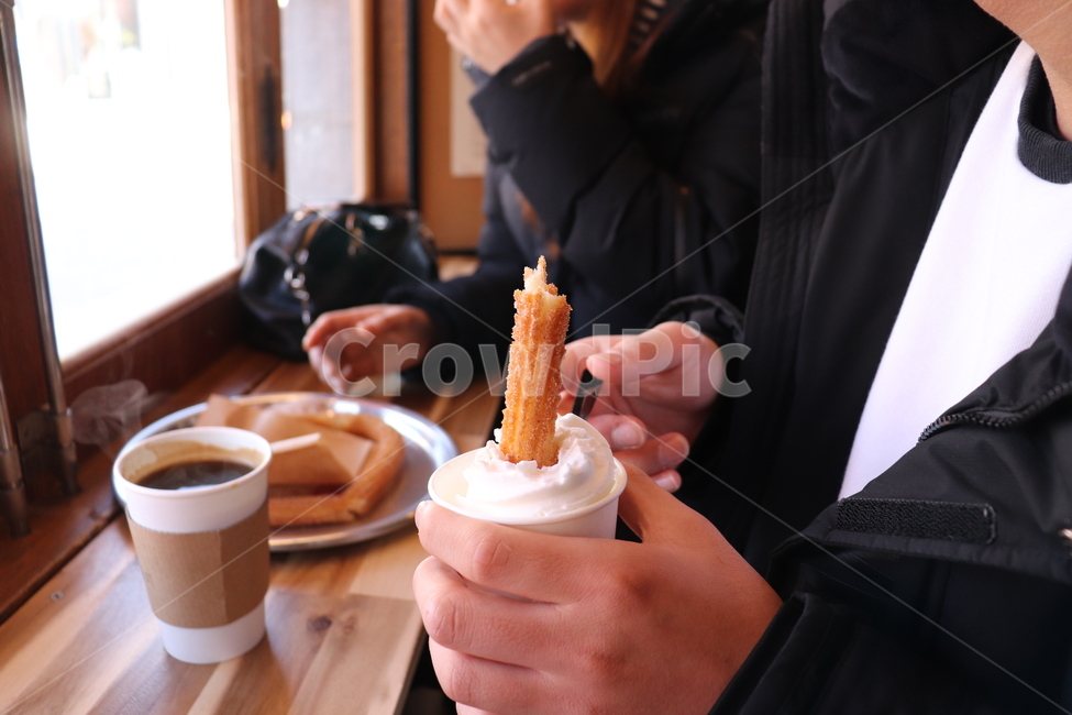 츄러스,커피,몸,모던,맛있는,엔틱,손,슈거,빛,행복,사람,음식,식재료,요리,food,cook,meal,dishes,food reserves,디저트,간식,후식,dessert,snack