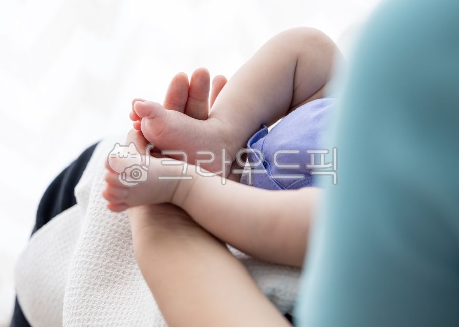 신생아,가족,놀이,만지는,교감,놀아주는,안고있는,발,발가락,다리,잡고있는,작은,엄마,아기,귀여운,영아,모성애,부모,사랑,행복,가정,출산,육아,돌봄,유아,피부,남자,따뜻한,신체,케어,집,실내,거실,방,안방,침실,동양인,한국인,한국