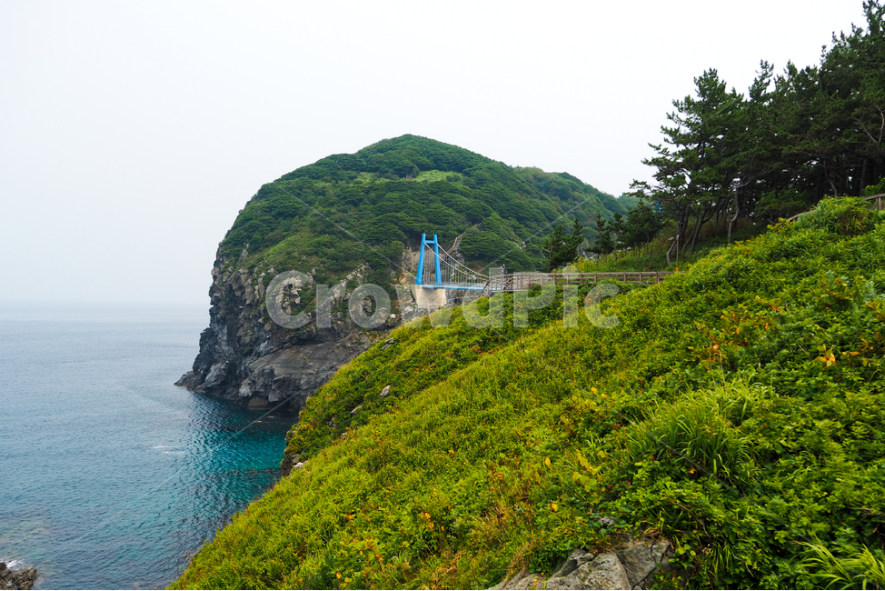 울릉도,관음도,섬,다리,자연,바다,ulleungdo,gwaneumdoisland,island,gwaneumdo,bridge,nature,sea,자연,풍경,nature,landscape,한국자연풍경,한국자연경관,korea nature landscape,promontory,곶,outdoors,옥외,land,땅,ocean,대양,water,물,cliff,낭떠러지,shoreline,해안선