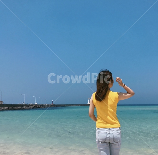 nature,자연,outdoors,옥외,water,물,shoreline,해안선,제주도,jejuisland,관광,풍경,landscape,월정리해수욕장,해변,beach,관광명소,touristattraction,색깔,색상,색감,color,바다,sea,여름,계절,summer,season,human,인간,person,사람,apparel,의복,clothing,의류,하늘,sky,여자,woman,yellow,blue,감성사진,feeling,sensible