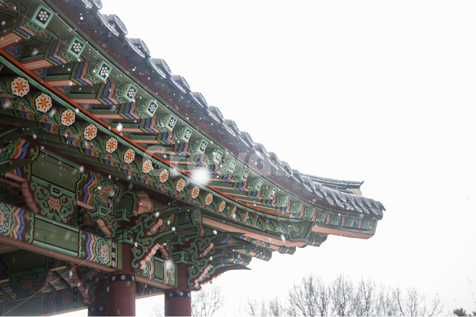 전통,처마,눈,오방색,겨울,겨울,계절,winter,season,한국전통,한국문화,korean traditional,korean culture,건축물,건물외관,exterior,building,structure,architecture,construction
