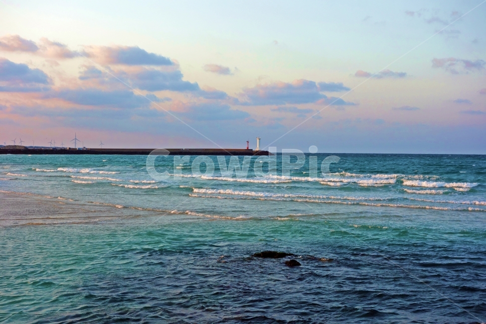 제주도,세화해변,에메랄드,푸른,바다,수평선,등대,빨간,흰,풍차,구름,하늘,제주,제주도여행,제주여행,여행,자연,풍경,경치,아름다운,전망,그림,같은,뷰,파도,물결,방파제,여유,한적,힐링,휴가,망망대해,자연,풍경,nature,landscape,한국자연풍경,한국자연경관,korea nature landscape,등대,lighthouse,제주도,jeju,jeju island,색깔,색상,색채,색감,color sense,color sensitivity,feeling of color,architecture,건축물,building,건물,tower,탑