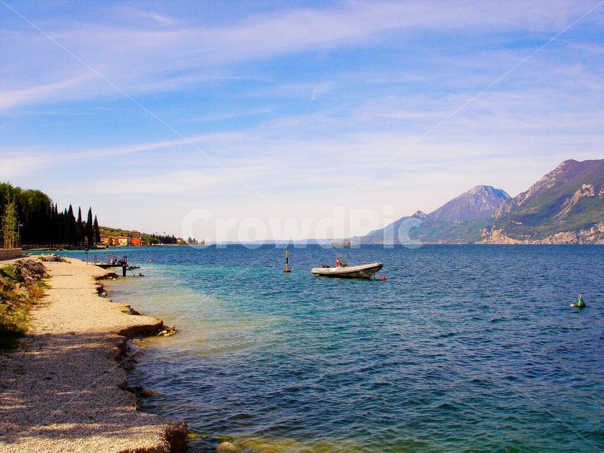 이탈리아,가르다호수,이탈리아에서가장큰호수,물,거대한호수,푸른하늘,italy,lakegarda,gradalake,biggestlakeinitaly,lake,배,보트,푸른호수,자연,풍경,nature,landscape,해외,외국,세계,foreign,oversea,world,세계자연풍경,해외자연풍경,외국자연풍경,world nature landscape,outdoors,옥외,land,땅,ocean,대양,sea,바다,water,promontory,곶