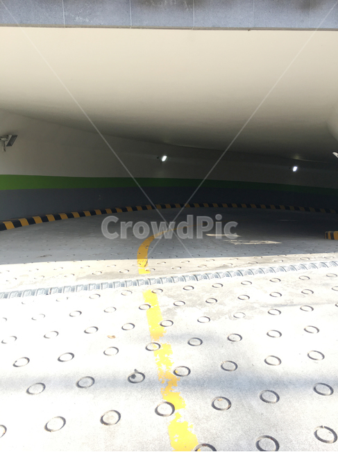 담,벽,wall,거리,street,보도,walkway,sidewalk,입구,entrance,건물,building,바닥,땅,ground,floor,flooring,통로,path,판석,flagstone,포장,pavement,길,road,도시,town,어둠,darkness,주차장,parkinglot,지하,underground