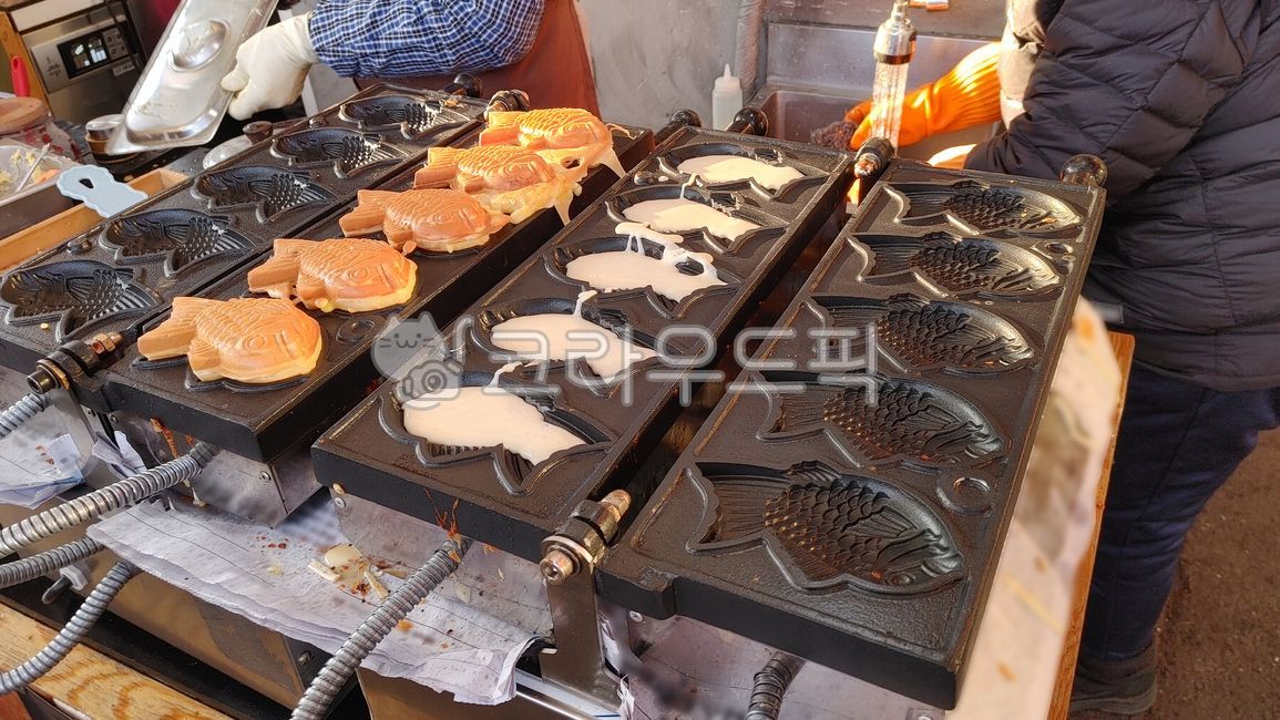 붕어빵,잉어빵,빵,한국전통음식,붕어빵기계,음식,푸드,food,koreantraditionalbread,과자,bread,간식,군것질,주전부리,맛,찍어내다,빵틀,반죽,굽다,배경,시장,노점상,fishbread,물고기형상