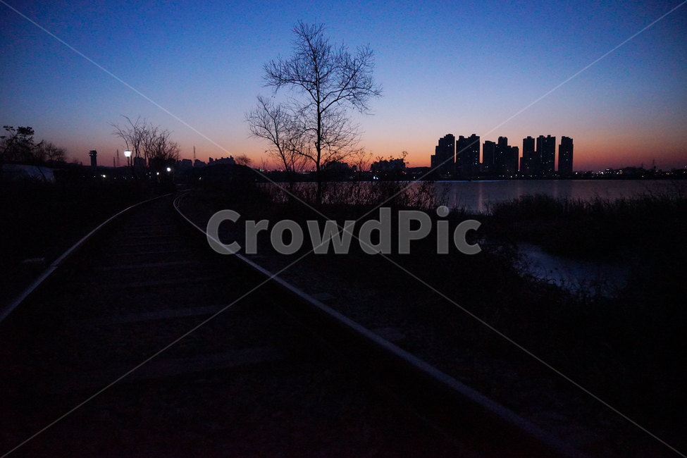 호수,여명,해돋이,새벽,감성,겨울,계절,풍경,야경,밤,풍경,nightscape,night,landscape,도시,city,실루엣,그림자,silhouette,shadow,rail,레일,railway,철도,transportation,교통,train track,기찻길