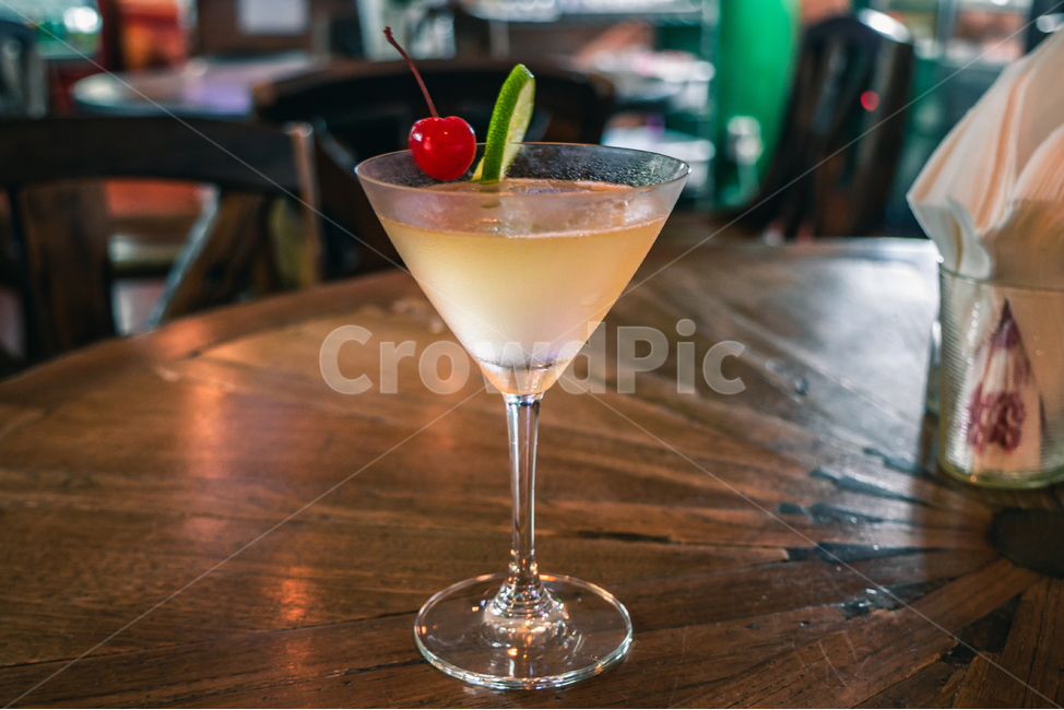 마티니,알콜,술,칵테일,바,체리,나무테이블,글라스,칵테일컵,컵,음료,시원한,보드카,술,주류,alcohol