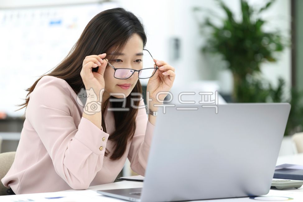 눈피로,피로,눈건강,노안,근시,난시,시력,헬스케어,집중력,스트레스,직장인,노트북,사무실,컴퓨터,모니터,업무,피곤함,안경,번아웃,여성,근무,책상,직무,회사원,증상,건강,과로,지친표정,사무직,한국인