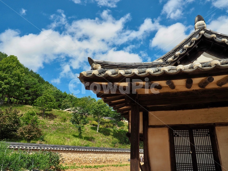 한옥,한국,대한민국,한국전통집,전통,기와,기와집,지붕,기와지붕,하늘,구름,맑은,맑은하늘,민속촌,주거건물,아시아,한국문화,한국전통,한국문화,korean traditional,korean culture,건축물,건물외관,exterior,building,structure,architecture,construction