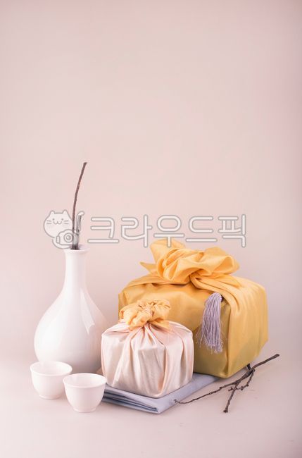 배경,백그라운드,편집,기획,컨셉,시즌,한국,제사,명절,추석,설,새해,전통,구정,신정,쇼핑,보따리,포장,선물보자기,선물,보자기,천,도자기,나뭇가지,술잔,노리개