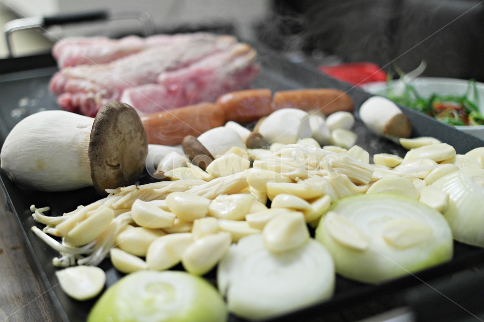 고기,삼겹살,버섯,마늘,양파,소세지,소시지,맛있는고기,음식,식재료,요리,food,cook,meal,dishes,food reserves
