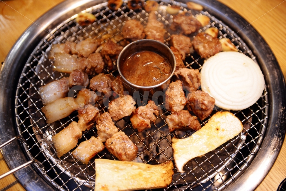 음식,한식,돼지고기,돼지갈비,버섯,양파,food,koreanfood,meat,pork,mushroom,onion,음식,식재료,요리,food,cook,meal,dishes,food reserves,육류,고기,meat,한식,한국음식,한국요리,korean food,korean dishes,korean meal,korean cook