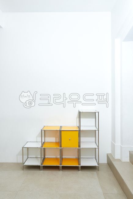 가구,수납장,선반,소가구,테이블,실내,인테리어,방,주택,공간,흰색,바닥,벽,주황