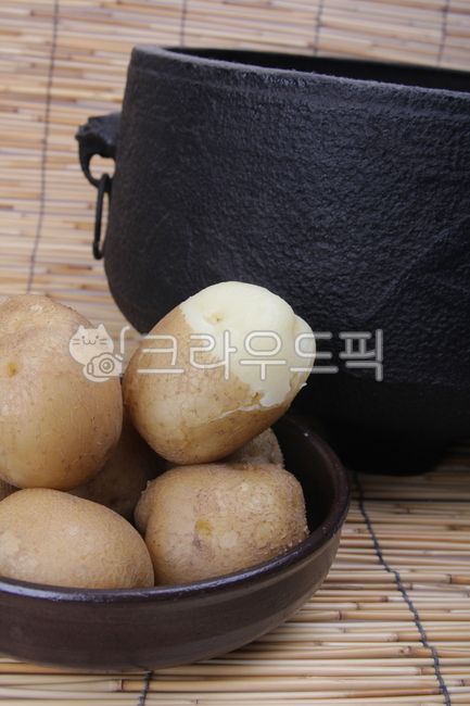 감자,요리재료,수미감자,황토감자,음식재료,삶은감자,통감자,싱싱한,뿌리열매,채소,야채,fresh,vegetables,food,음식,식물,음식,식재료,요리,food,cook,meal,dishes,food reserves