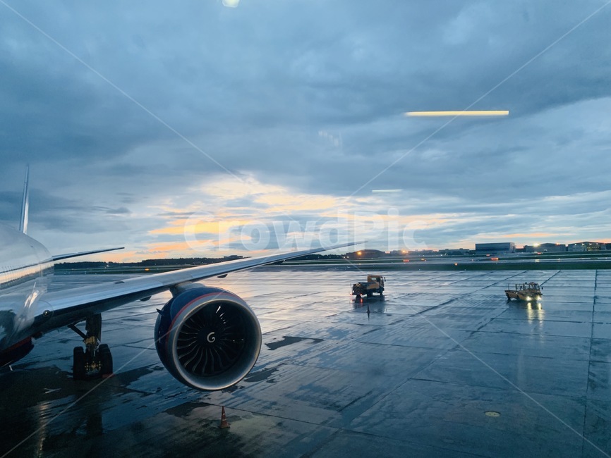 airport,노을,파란하늘,저녁노을,출국,출국전,비행기,vehicle,비행장,차량,공항,boat,transportation,보트,airfield,교통,하늘,구름,엔진,날개,활주로