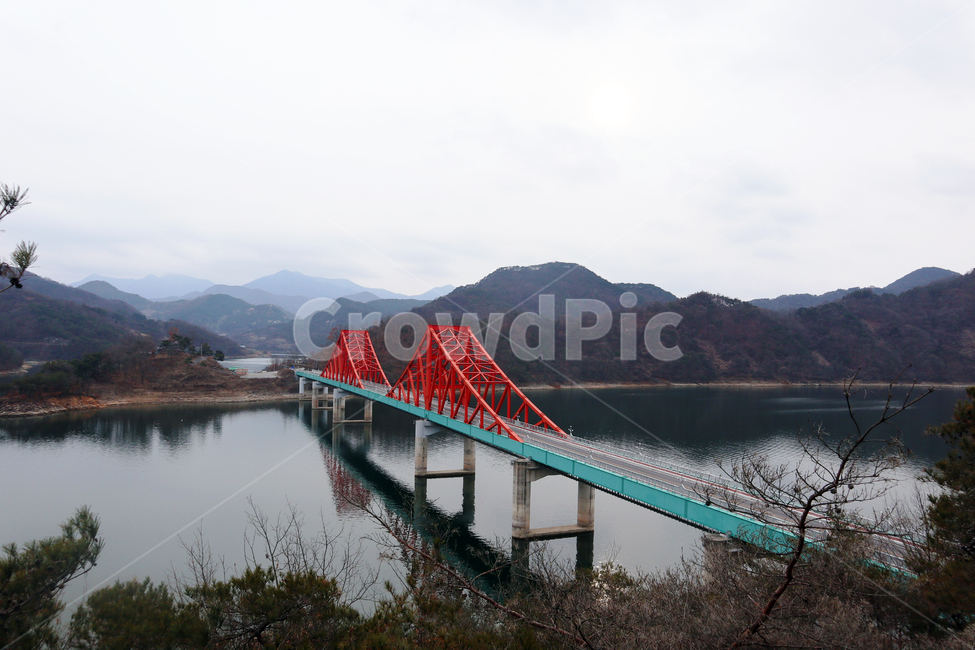 충북단양,단양,옥순봉,옥순봉다리,다리,경치,교량,야외,낮,관광,하늘,산,강,한강,건축,건축물,풍경,자연,나무,구름,빨간색,충청북도단양,건물,water,bridge