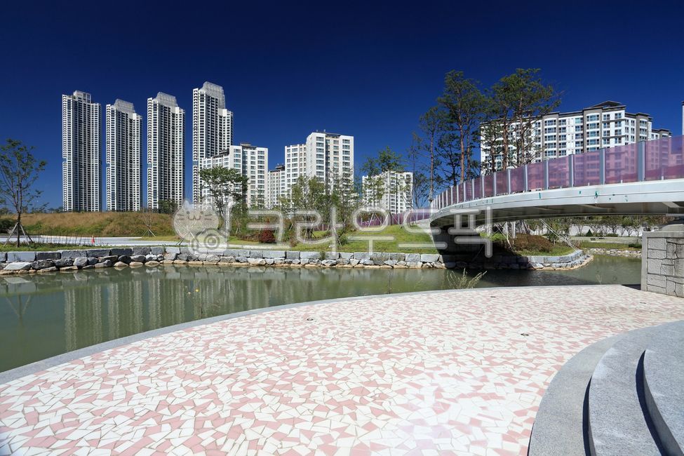 아파트,다리,공원,풍경,환경,신도시,도시,도심,야외,실외,하늘,바닥,공간,청라,청라신도시,국제도시,청라국제도시,부동산,집,주택,주거,건축,건축물,현대,현대건축,강,호수,물,보도,블럭,블록,보도블럭,보도블록,조경,자연,아름다운,서구,인천,한국