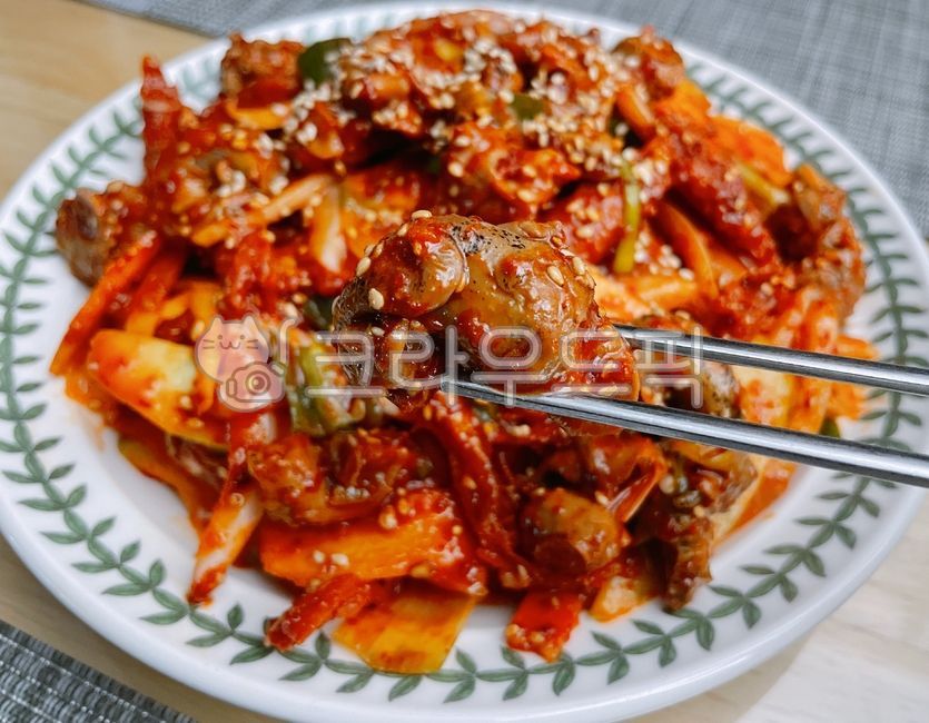 골뱅이,고동,고둥,골뱅이무침,고동무침,고둥무침,무침,무침요리,양념,야채,채소,해물,해산물,오이,양파,대파,파,황태포,황태,음식,요리,식사,식재료,먹방,안주,술안주,참깨,깨,젓가락,접시,dish,food,meal,seafood,sesame,seasoning