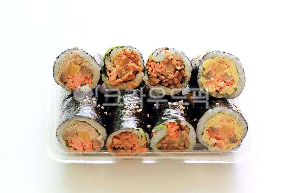 김밥,모듬김밥,식사,참치김밥,매콤제육김밥,계란김밥,어묵김밥,쌀,계란,어묵,참치,요리,음식,참깨,밥,식품,흰배경,하얀배경,food,meal,간식,분식,rice,당근,매콤,제육김밥,김,한식,쌀밥,8개,여덟개,먹거리,꼬마김밥,네가지맛