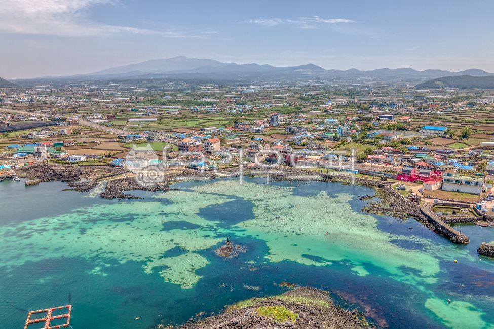 항공사진,제주도,제주바다,풍경,드론샷,korea,southkorea,jeju,jejudo,island,hallasanmountain,한라산,hagwi,aewol,한국,대한민국,제주,하귀,애월,sea,sky,sunny,바다,하늘,구름,serenity,평온,맑음,beach,coast,seaside,bluewater,water,emeraldsea,해변,해양,푸른바다,물,에메랄드,비취빛,basaltbeach,basaltrock,basaltstone,basalt,현무암해변,돌,blue,green,black,color,파랑,푸른,녹색,검정,색깔,색상,nature,자연,natural,자연의,landscape,view,surroundings,scenery,배경,경관,background,배경화면,beautiful,아름다운,day,낮,lighthouse,등대,port,항,항구,seawall,breakwater,방파제,jejusea,koreasea,aerialshot,항공촬영,drone,droneshot,droneview,드론,드론뷰,대양,ocean,제주도,jeju,jeju island
