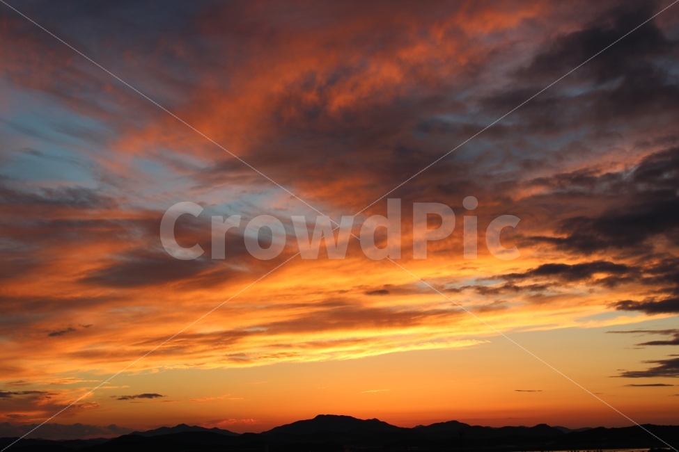 하늘,석양,구름,붉은석양,지는해,자연,풍경,nature,landscape,outdoors,옥외,sky,dusk,황혼,sunset,일몰,red sky,붉은 하늘,dawn,새벽