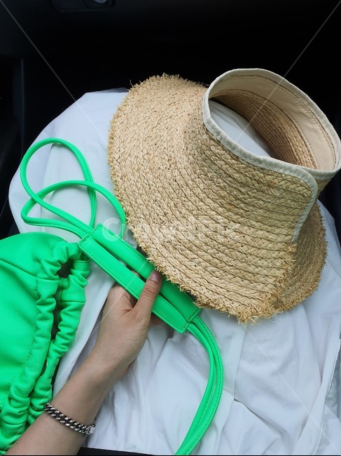 의복,clothing,의류,모자,hat,apparel,sunhat,여성,원피스,팔찌,손,가방