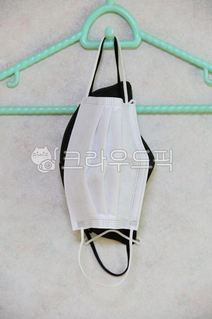 Flu prevention,fine dust,covid,kf94,blackkf94,cold,virus,cough,white,hygiene,safety,quarantine mask,protect,hanger,dust,prevention,mask,respiratory system,Epidemic,Mask for daily use,Corona prevention,disease,Medical treatment,black,health,white mask,disp