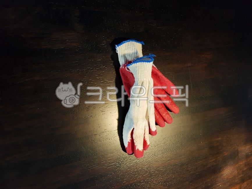 장갑,글로브,gloves,일,공허,덩그러니,조명,핀조명,분위기,work,empty,light,spotlight,mood,감성,emotional