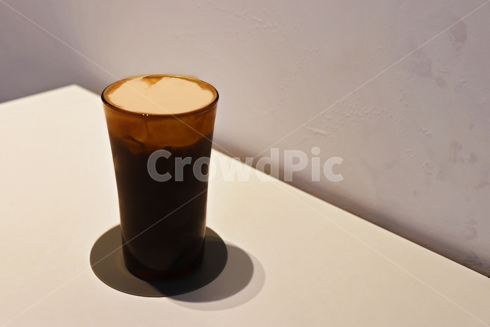 glass,유리,마실것,beverage,커피,coffee,카페,cafe,흰색,white,갈색,brown