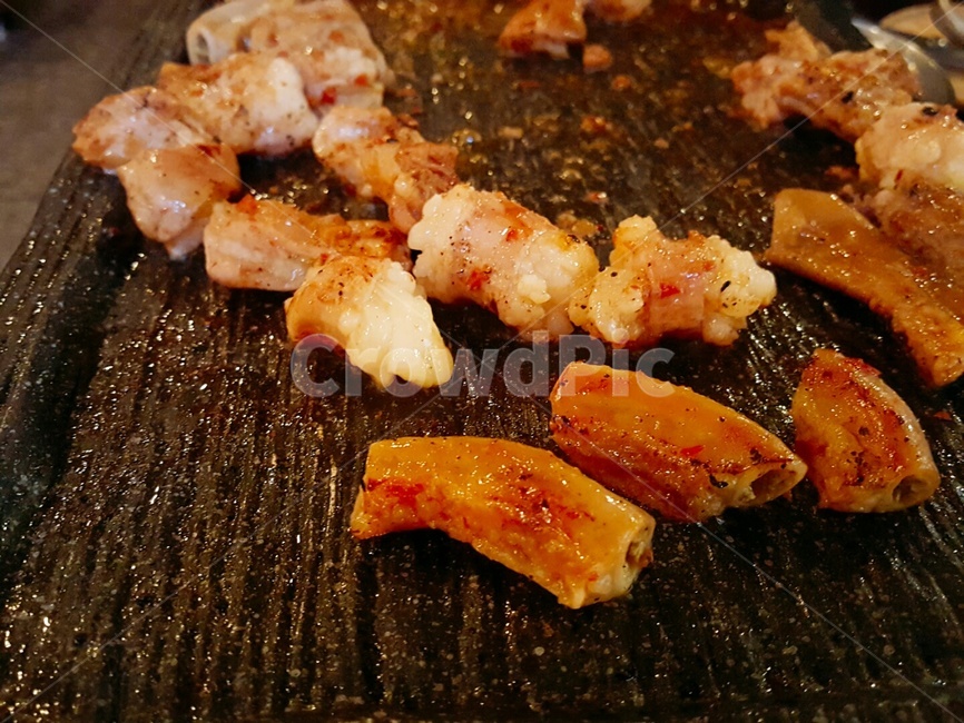 곱창,불판,기름진음식,식욕자극,맛집탐방