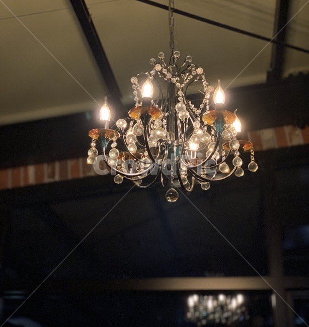 샹들리에,chandelier,카페,불빛,감성사진,인테리어,실내디자인,interior design,사물,물건,오브젝트,thing,object,matter