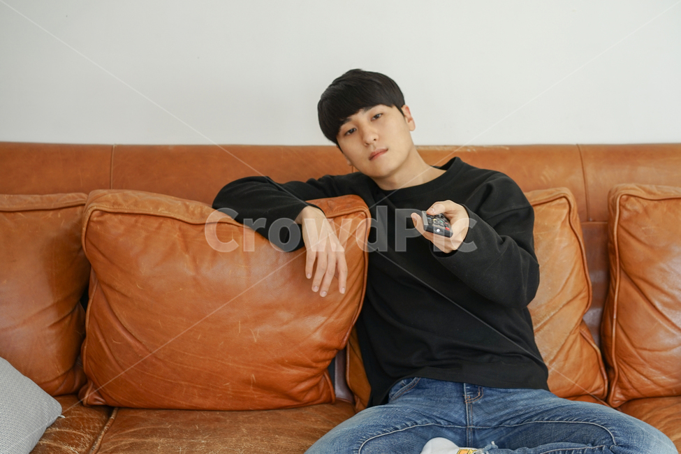 쇼파,소파,휴식,남성,남자,거실,휴일,sofa,실내,쿠션,rest,가구,텔레비전,티비,시청,리모컨,집콕,방구석,일상,따분한,지루한,심심한