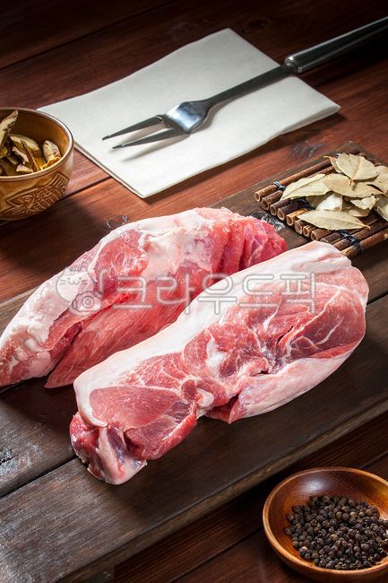 pork,돼지고기,고기,음식,food,돼지,목살,생목살,생고기,목살구이,돼지목살구이,구이,보쌈고기,돼지목살,삼겹살,생삼겹살,수육고기,돼지수육,수육,정육,정육식당,정육점,앞다리살,돼지앞다리살,근고기,돼지근고기,흑돼지,흑돼지구이,식사,흑돼지목살,흑돼지삼겹살,요리,보쌈,보쌈수육,후추,통후추,감초,월계수,월계수잎,포크,나무트레이,원목트레이,대나무받침,나무접시,접시,음식,식재료,요리,food,cook,meal,dishes,food reserves,육류,고기,meat