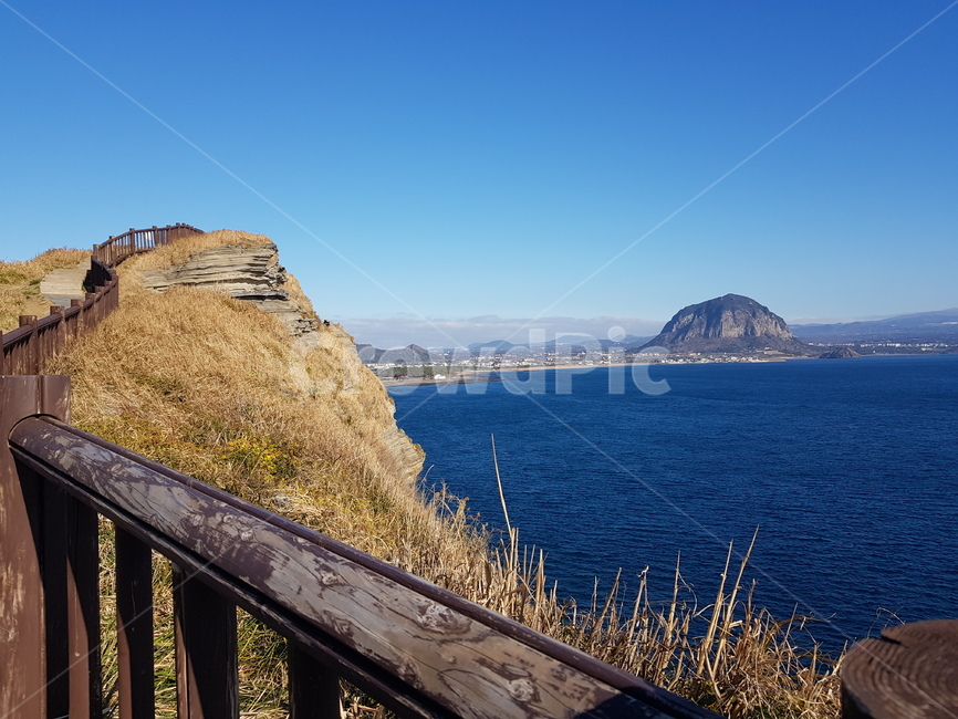 산방산,제주둘레길,송악산,송악산둘레길,올레길,제주도,서귀포,바다,겨울제주도,제주바다,주상절리,올레10코스,파란하늘,맑은하늘,하늘,바닷물,물,산