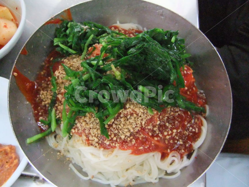비빔국수,음식,빨간양념,고명,밀면