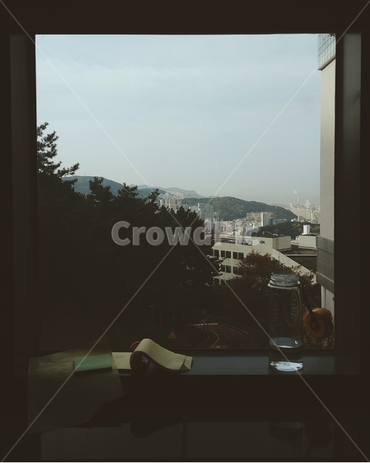 창,창문,종이,숲,산,기숙사,건물,새벽,물통,하늘,그림자,외로움,어두움,frame,window,dawn,프레임