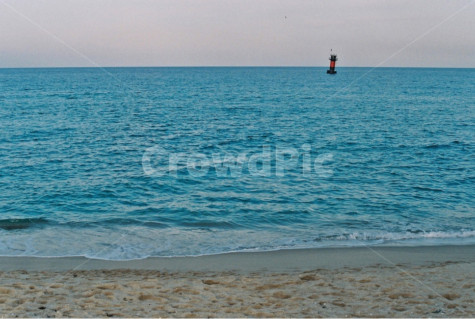 해변,모래사장,바닷가,seaside,sandybeach,푸른바다,bluesea,부표,abuoy,자연,풍경,nature,landscape,해변,바다,beach,sea,등대,lighthouse,감성,sensible,feeling,색깔,색상,색채,색감,color sense,color sensitivity,feeling of color,architecture,건축물,building,건물