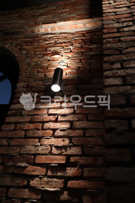 brick wall,red brick,texture,night,brick texture,building,interior,cafe interior,broken brick,building wall,Brick,dark,exterior wall construction,interior lighting,evening,wall,wall lighting,architecture