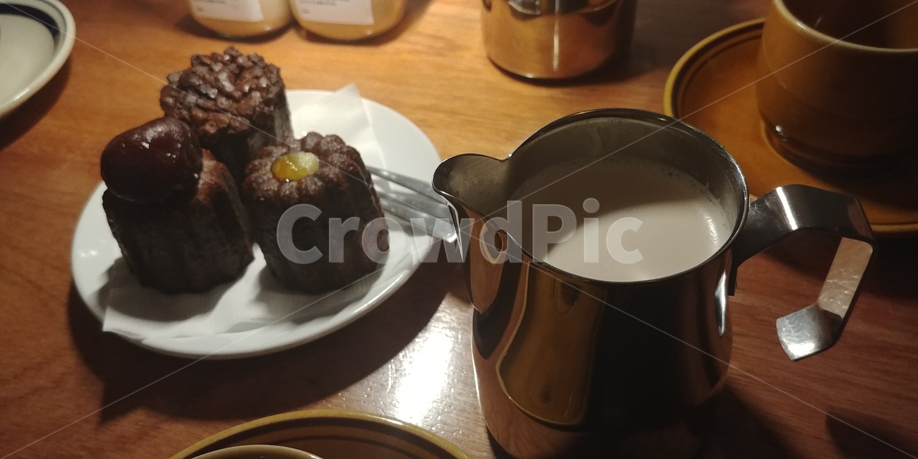 카페,디저트,달콤함,여유로움,분위기,은은함,저녁,까눌레,밀크티,cafe,sweet,dessert,milktea