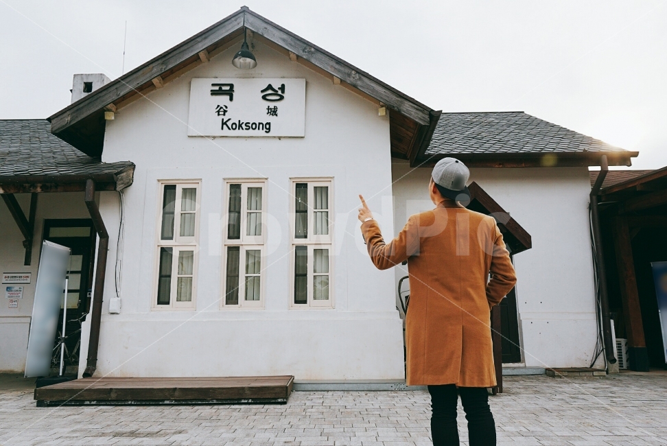 여행,travel,여행사진,국내여행,혼자여행,사진,곡성,곡성여행,배경사진,배경,이쁜사진,색감,색감좋은사진,여행가,여행자,옛곡성역,옛날역,스냅샷,스냅사진,뒷모습,뒷모습사진,삼각대,삼각대사진,곡성기차마을,섬진강기차마을,교통,교통수단,traffic,transportation,사람,인물,인간,human,person,남성,남자,man,male,coat,코트